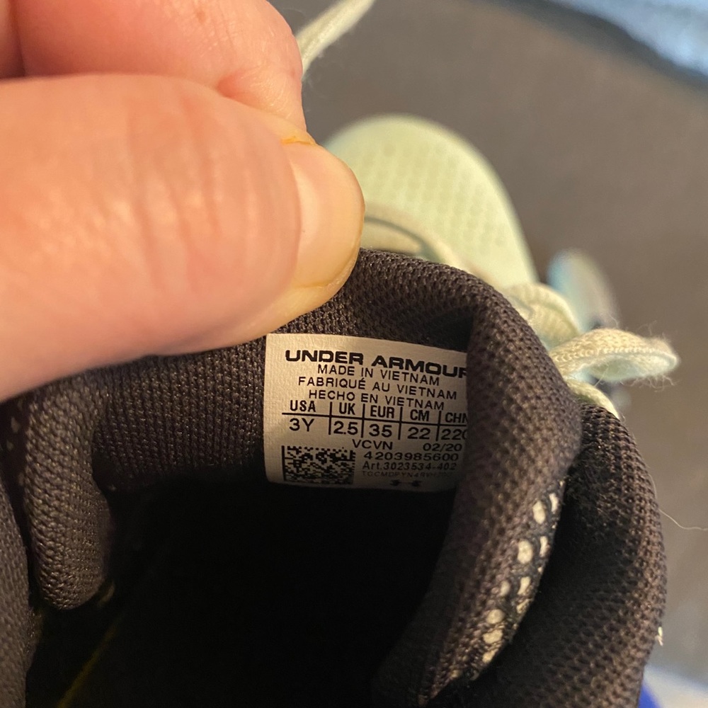 Boys Under Armour high top sneaker - Picture 9 of 10